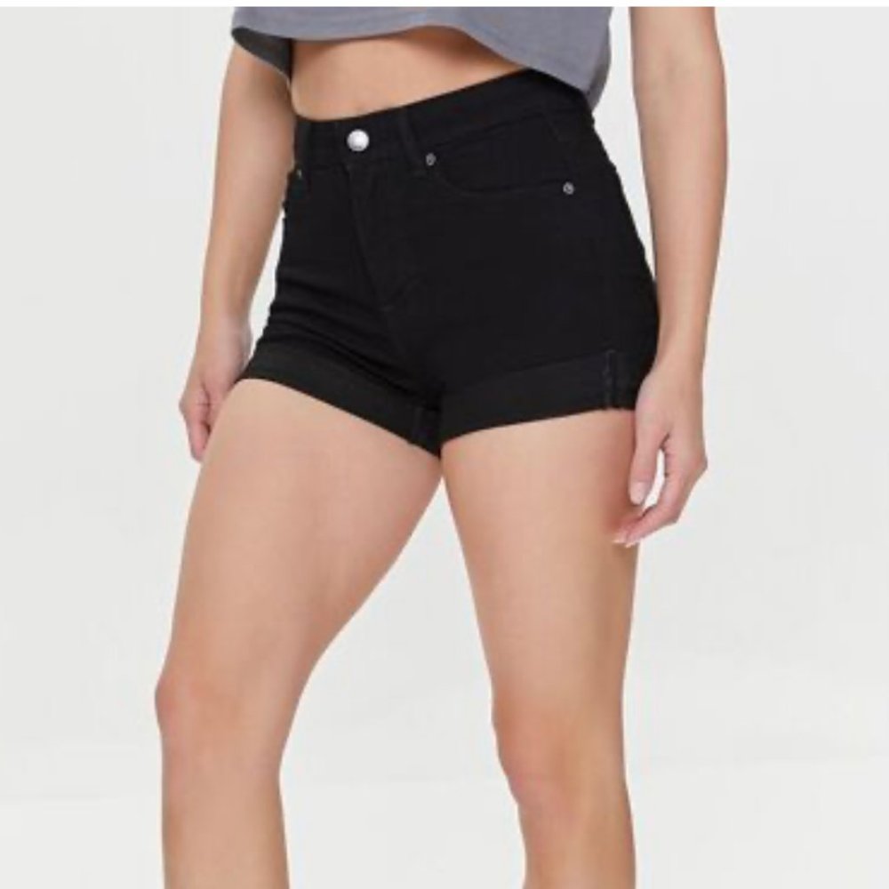 Forever 21 Curvy High-Rise Stretch Cuffed Hem 5-Pocket Black Denim Shorts- 25 - Picture 2 of 9